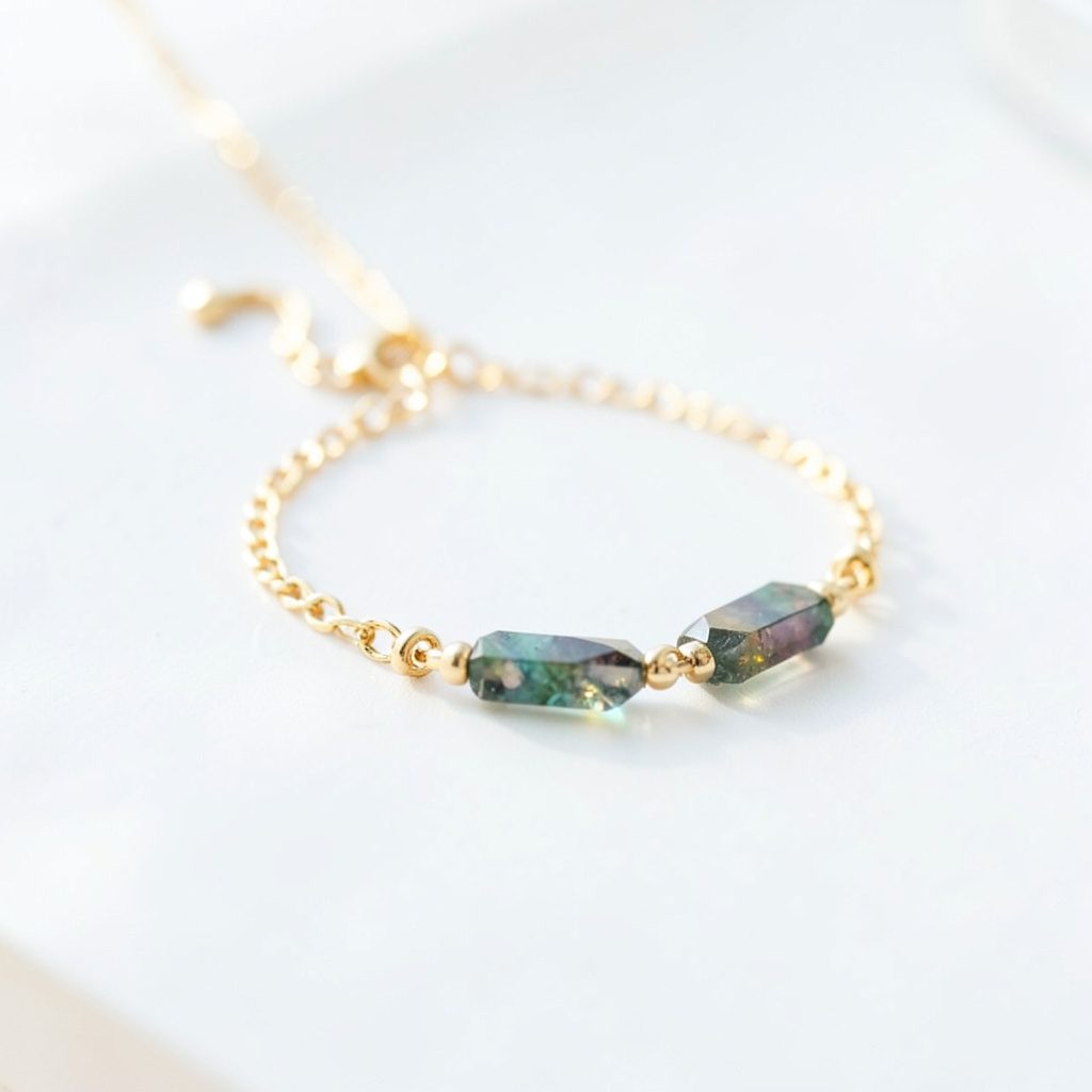 Bracelet à pierre de labradorite facettée suspendue à une chaîne dorée à l'or fin, ambiance minérale aux tons caramel et bleu
