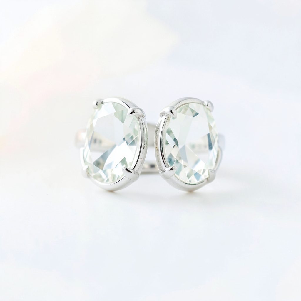 Bague deux pierres de topaze facettée sur double anneau d'argent rhodié, bleus translucides et monture brillante.